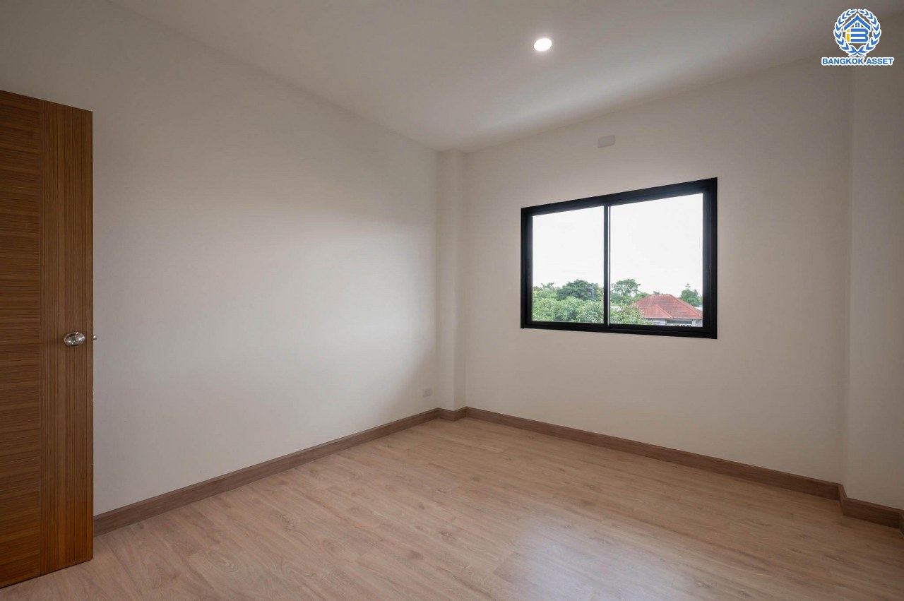 บ้านมือสองตกแต่งใหม่ โครงการ มณธานี บางแค บ้านเดี่ยว 3 ชั้น ดีไซน์หรูหรา เนื้อที่กว้าง 56.40 ตร.ว. พื้นที่ใช้สอย 240 ตร.ม. ฟังก์ชัน 5 ห้องนอน 4 ห้องน้ำ 2 ที่จอดรถ ฟังก์ชันครบตอบทุกไลฟ์สไตล์ บนทำเลศักยภาพ เชื่อมต่อถนนกาญจนาภิเษก ใกล้เดอะมอลล์บางแค ใกล้รถไฟฟ้าสายสีน้ำเงิน "สถานีหลักสอง" และจุดขึ้นทางด่วน "กาญจนาภิเษก"